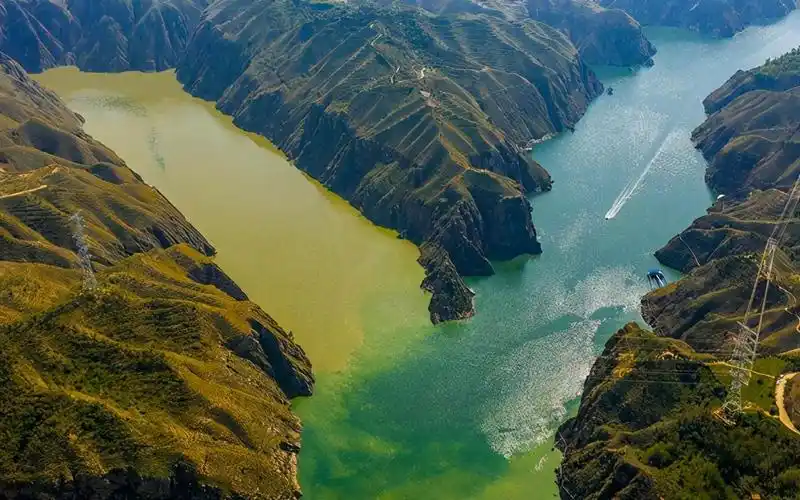 两河交汇水色不同,长江与多地出现泾渭分明现象