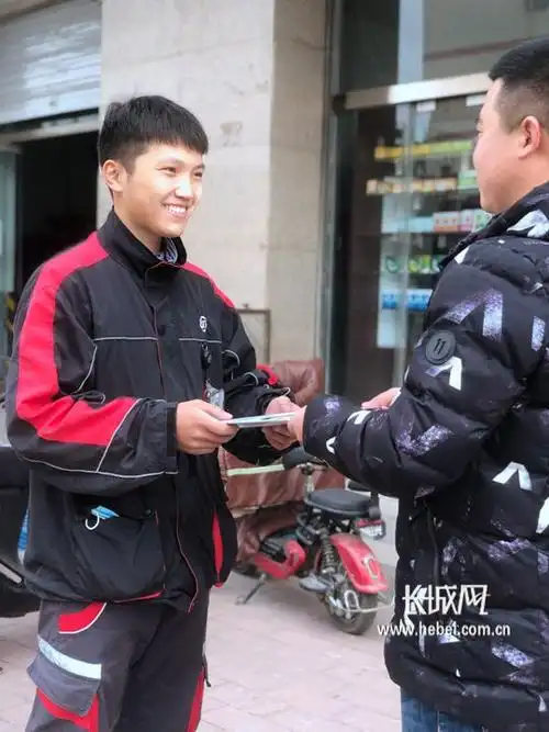 顺丰快递员在给客户送快递.