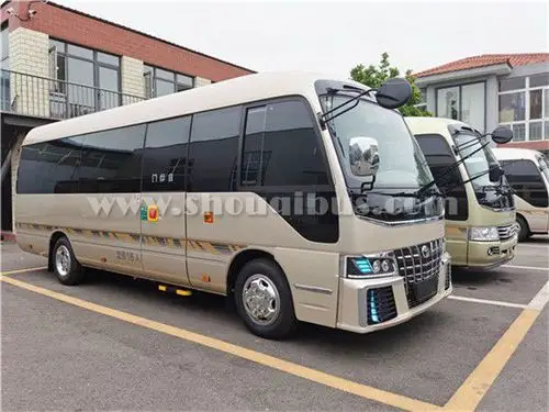 考斯特13座中巴车