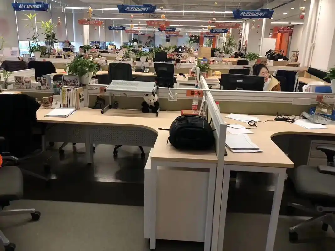 阿里巴巴企业转角工位员工桌办公桌.#办公家具 #二手办公家具 - 抖音