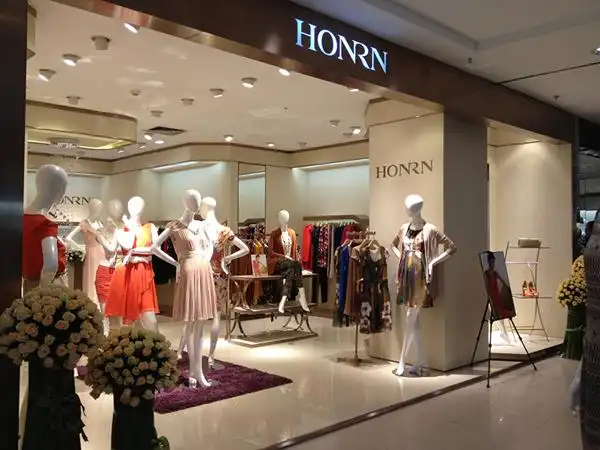 dori tomcsany品牌店面形象设计_dori tomcsany女装专卖店橱窗陈列