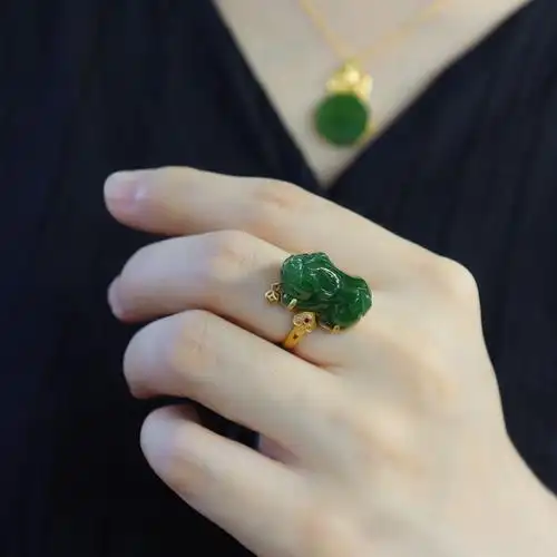 女王节礼物天然新疆和田玉戒指招财 菠菜绿碧玉貔貅镶嵌18k金指环