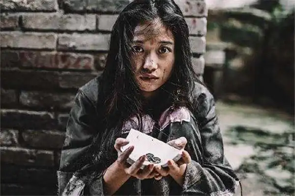 梦到女乞丐(很可怕)要卖给我旧衣服