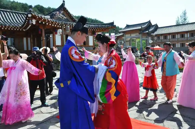 其它 朝鲜族传统婚礼 写美篇   朝鲜族婚礼有奠雁礼,交拜礼,房合礼,席