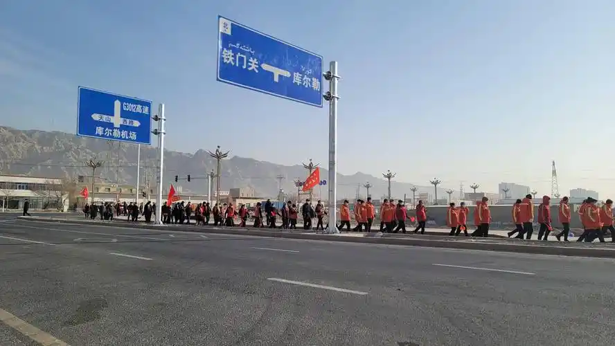 12月22日,库尔勒市天山街道举办了"践行二十大·健步新征程"迎冬至
