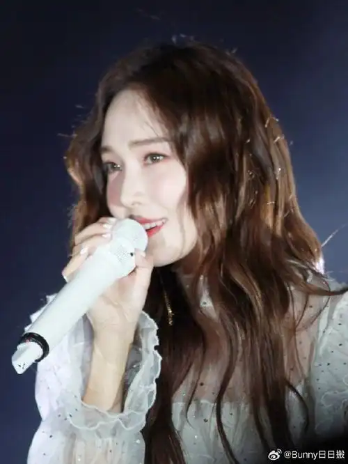 郑秀妍露腰短上衣