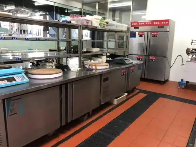 后厨地面,桌面还是比较干净的