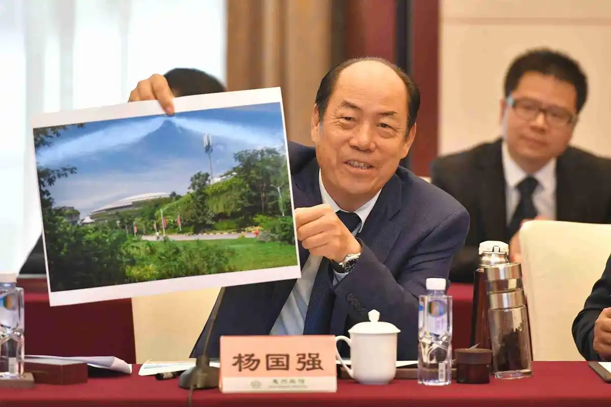 12月2号碧桂园的月度管理会议上, 碧桂园老板杨国强振臂一呼 "地产的