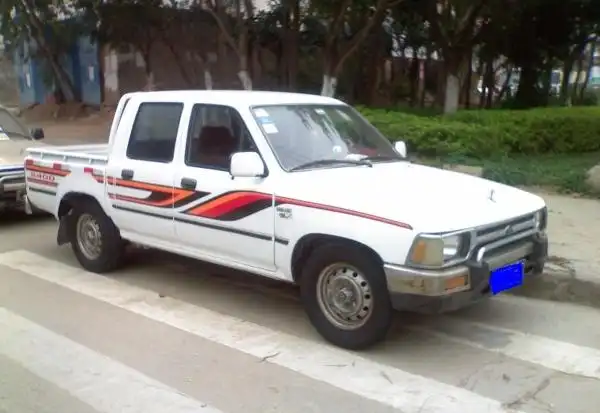 他买的是一辆皮卡,丰田2400.