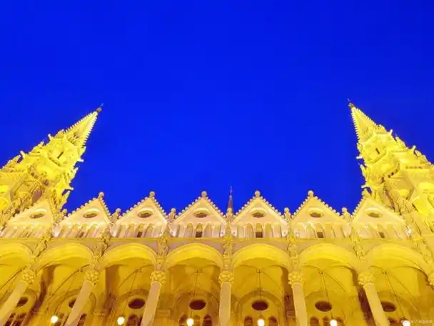 它是一座大规模的王宫建筑群,包括宫殿,寺庙,广场和花园等,是泰国文化