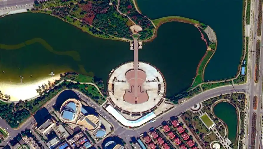 聂耳音乐广场坐落于玉溪市城区,由一湖,一桥,两线,四区组成.