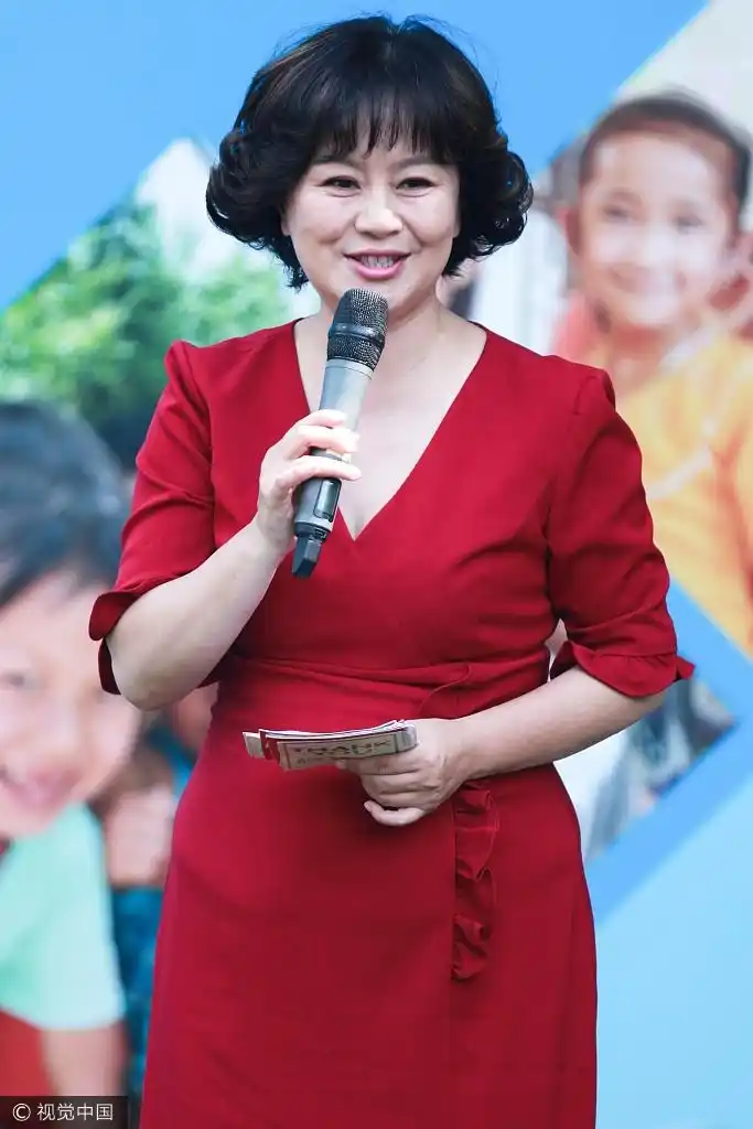 组图:51岁鞠萍穿大红裙亮相 身材丰腴笑容甜美