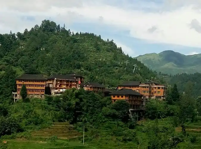 梯田中的瑶族建筑.