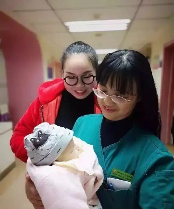 出生仅9天婴儿,闯过4次化疗关,成为湖北最小的"斗瘤战士"