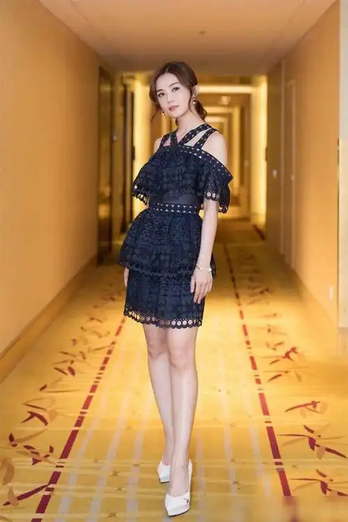 加入蛋糕的层次感,富有独特魅力,恰到好处的短裙秀出白皙纤细的美腿