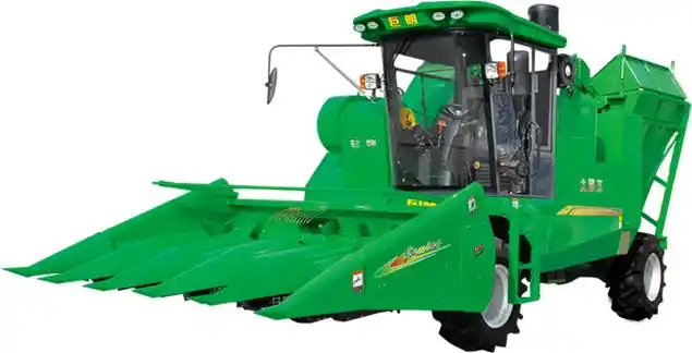 巨明旗舰玉米收割机亮相内蒙古农机展