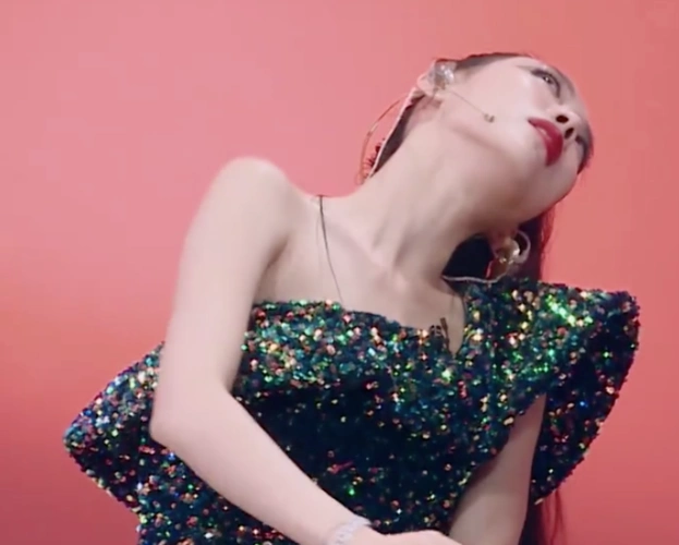 也有看着台上孟佳共情的王霏霏,为了憋住眼泪一直向后仰.