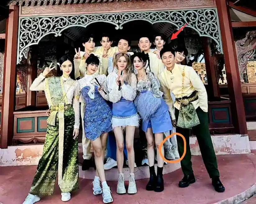 《奔跑吧》失约没播,蔡徐坤集体大合照曝光,海边影像莫名伤感