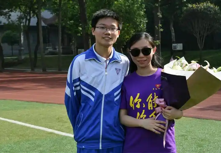 "感恩陪伴,体验成长" ——蜀光中学高2014级成人礼暨毕业典礼