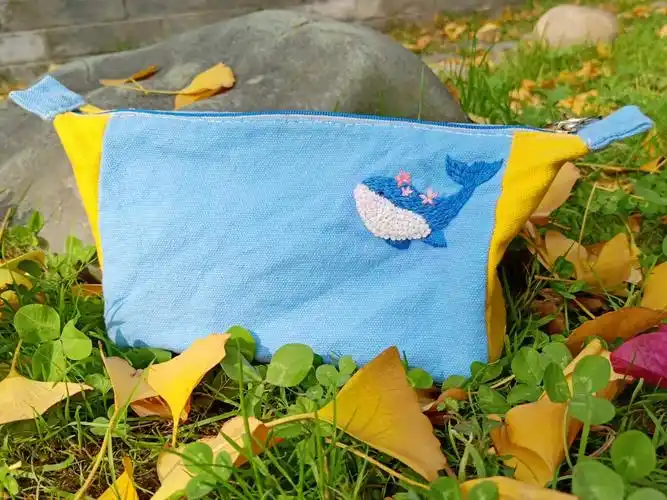 刺绣鲸鱼化妆包