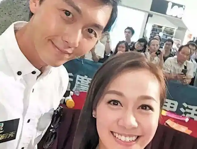 黄心颖在拍《东坡喜事》时,就被经常看到与王浩信出双入对,旁若无人.