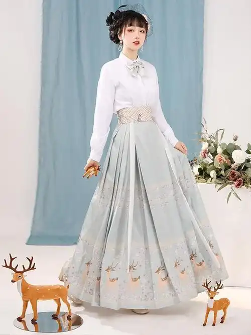 白衬衫搭配马面裙整体气质比较温润优雅有与世无争的感觉