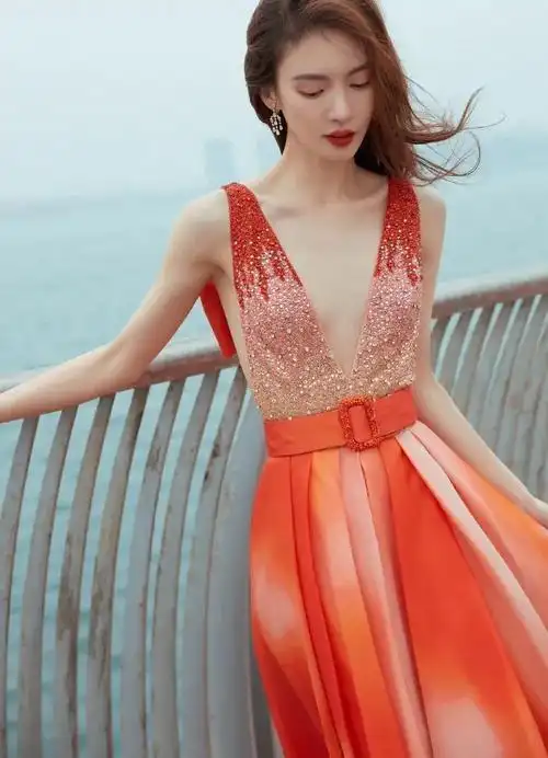 虽然金晨实在太瘦了,还没有胸,但还是很靓丽多姿.