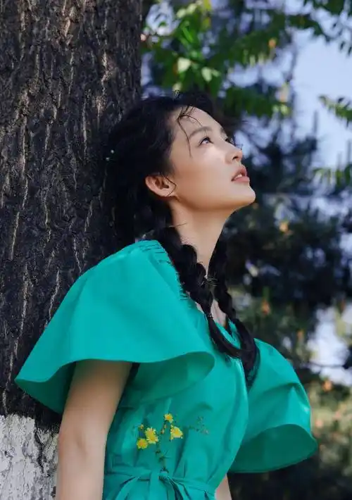 "李沁绿色短裙,展现苗条身材和迷人笑容,"沁"人心扉_薄荷味_写真_夏日