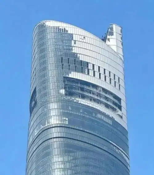 上海中心大厦顶楼被冻住了官方有冰雪坠落已封闭部分出入口