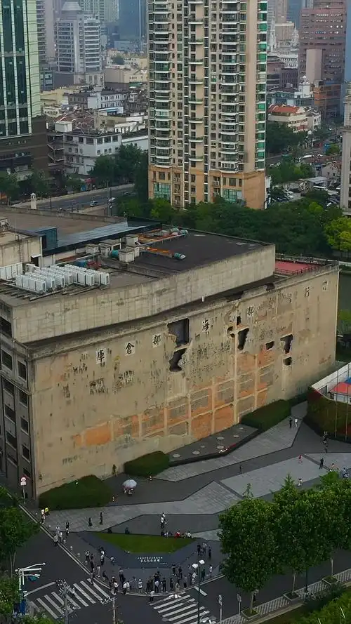 上海四行仓库遗址密密麻麻的弹孔述说着当年悲壮的故事