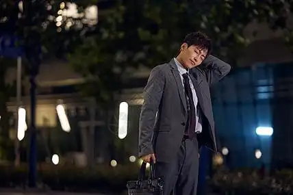 深夜下班路上的疲惫头疼商务男士图片素材