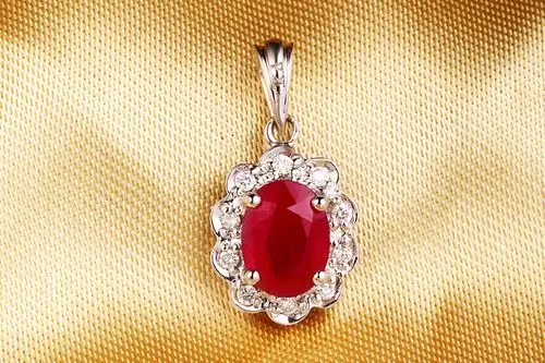 35ct pt950红宝石镶钻吊坠 太阳花