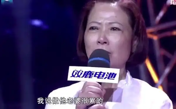 霍尊离异父母齐同台,父亲火风后悔了?母亲仲小萍给出了答案