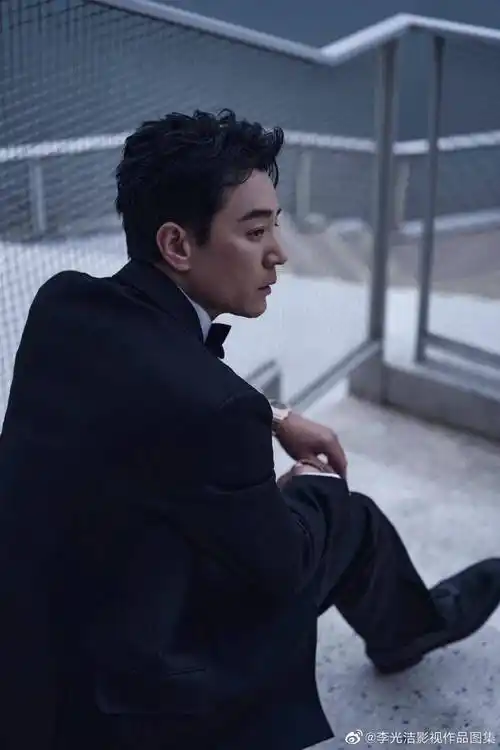 黑色西装儒雅经典,叔圈气质天花板不是吹的_生活_魅力_网友