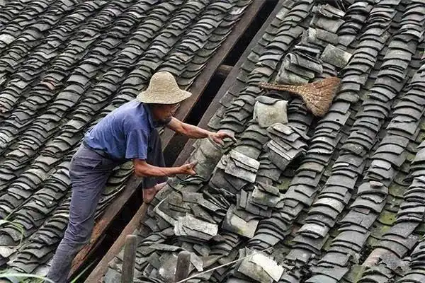 徽州旧事|那些"飞檐走壁"的翻瓦匠,能否唤醒你儿时的记忆!