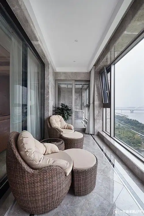 很多人都会选择用落地玻璃来打造全封闭式阳台,因为这样不会影响采光