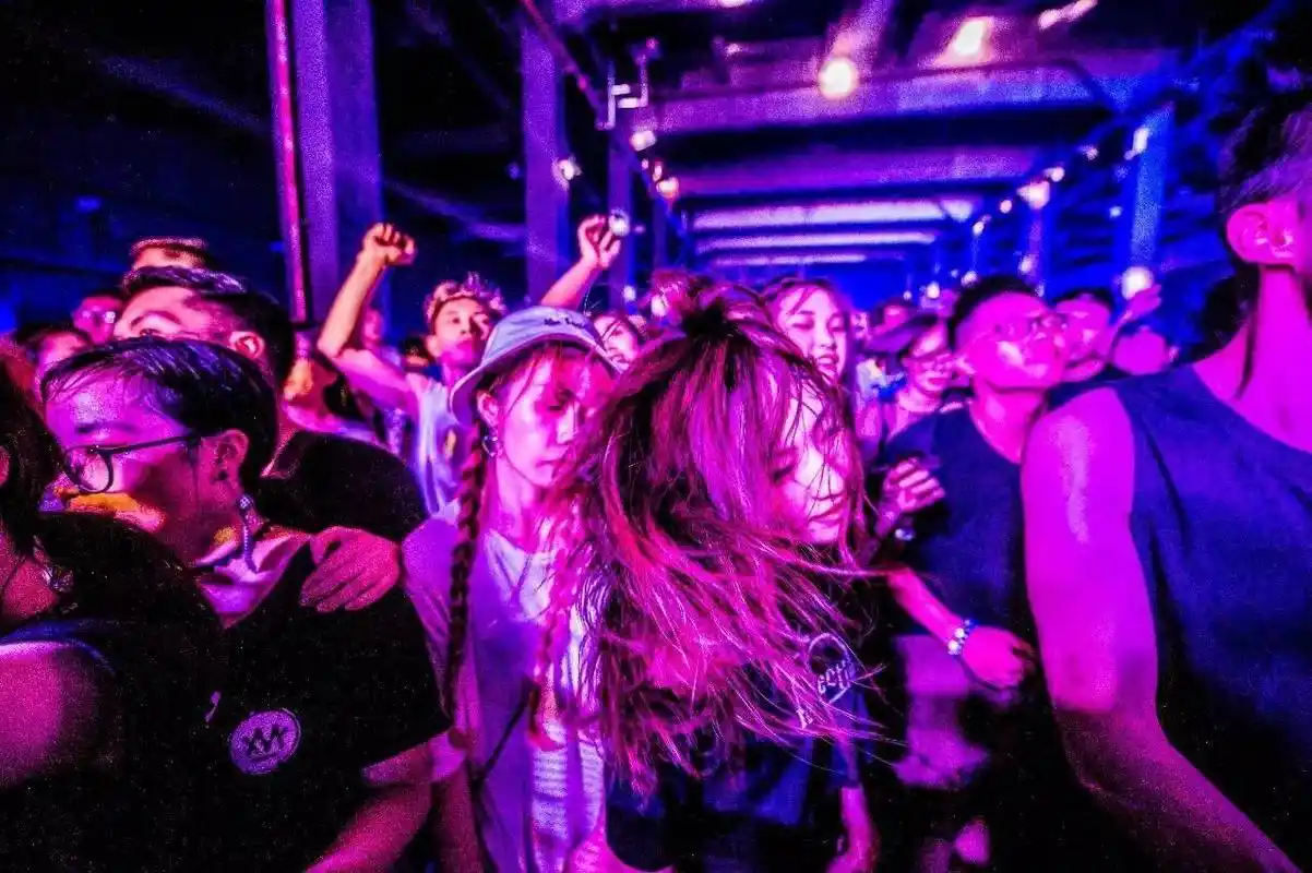 蹦迪蹦到想哭是怎么回事