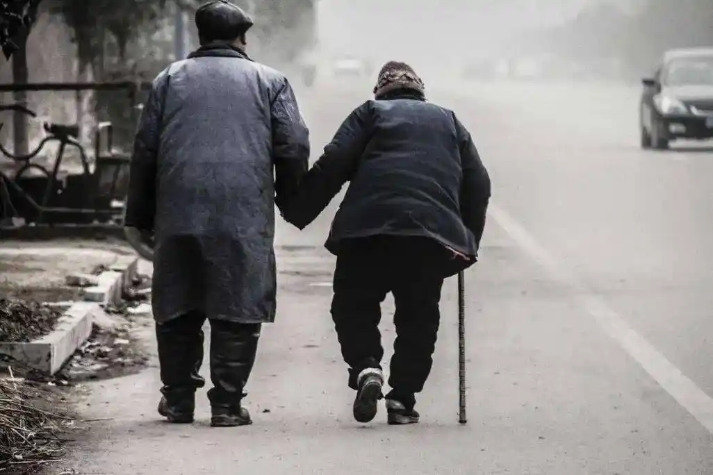 父母年老后最大的悲哀,是在子女面前变得小心翼翼!