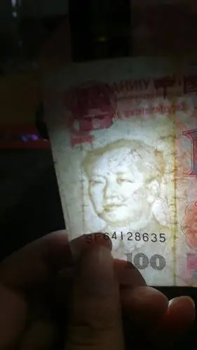本人有张99年100元睁只眼闭只眼的错版人民币,请鉴定专家鉴定过了,有