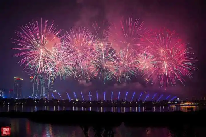 6 / 9 5月1日晚,以《花艳大围山》为主题的烟火表演在长沙湘江橘子洲