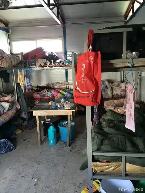 广东一名女子住工地宿舍,周围全是男人,晚上睡觉不敢翻身