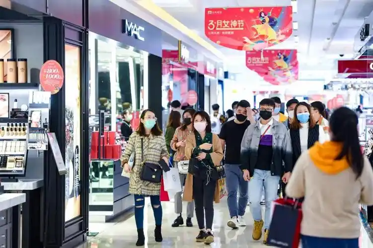 新街口的各大商场人来人往.南报融媒体记者 段仁虎 摄