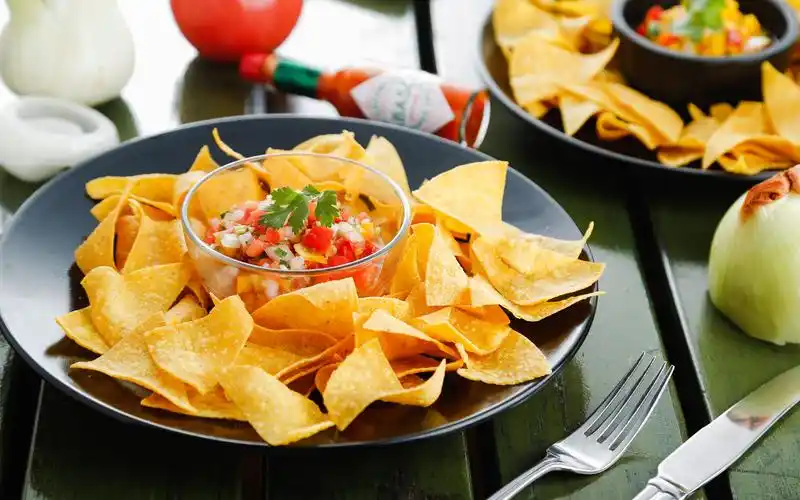 【全球美食小短片之墨西哥】80肖自制:墨西哥小吃"玉米脆片片"配葱