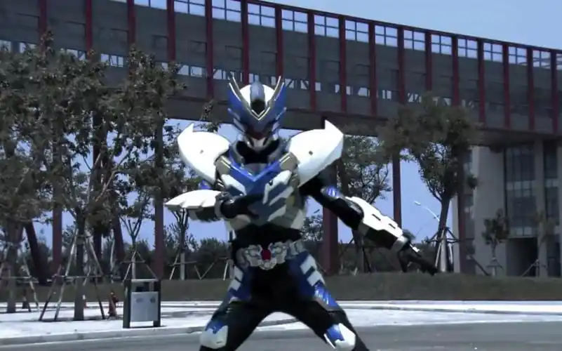 小时候最喜欢飞影铠甲了,因为他帅