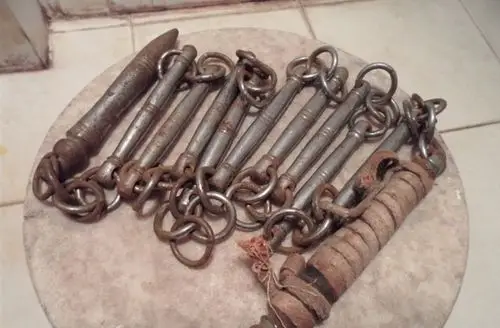 九节制即九节鞭,九节鞭是现代武术软器械之一,在古代用作暗器,可缠在