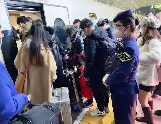 在郑州的高铁列车上感受春运