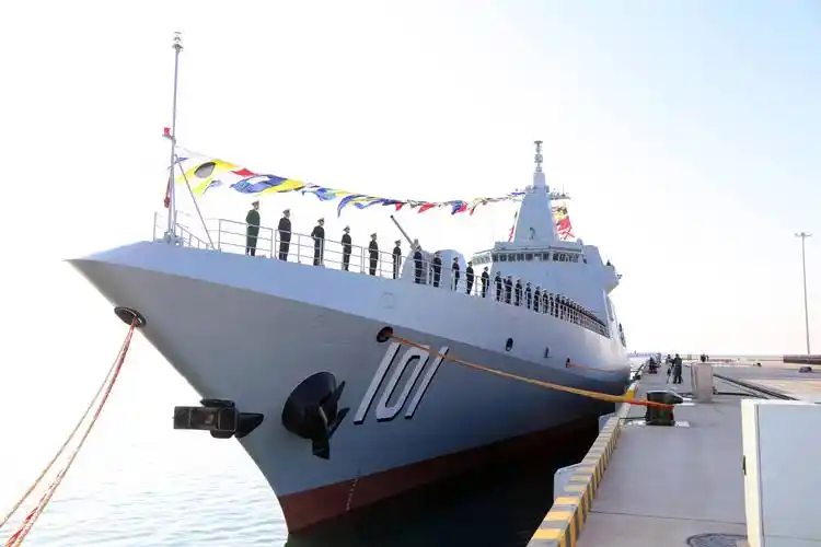 4月22日,海军在青岛的3号码头组织导弹驱逐舰开封舰,导弹护卫舰大庆舰