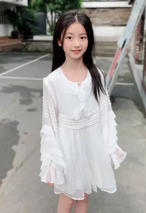 最美童星裴佳欣9岁穿豹纹裙凹漫画腿腿长姐姐们都羡慕