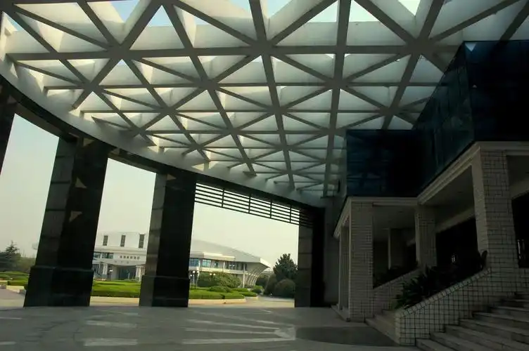 p>上海市育才中学为静安区的一所实验性示范性高中,建校于1901年.