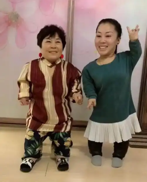 袖珍人开心快乐的生活